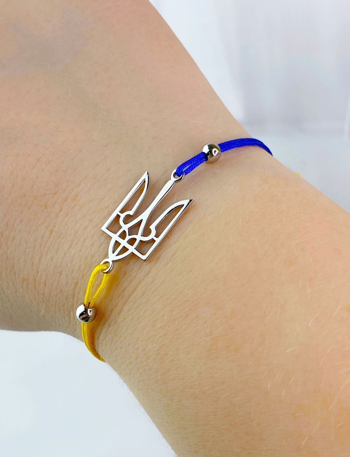 Браслет з шовковою ниткою і срібними вставками з родієвим покриттям💙💛