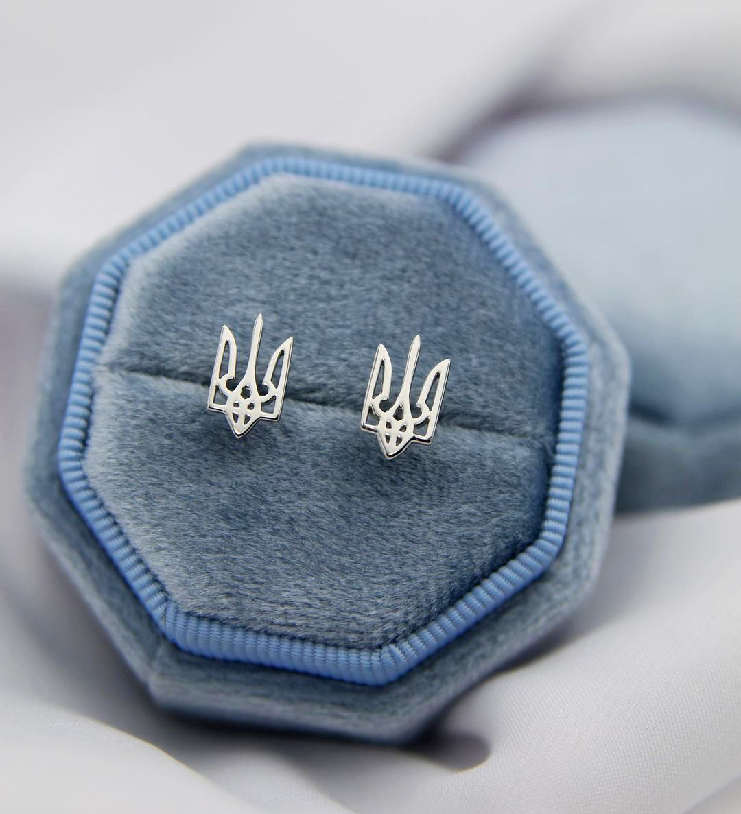 Срібні сережки-гвіздочки Тризуби з родієвим покриттям 💙💛