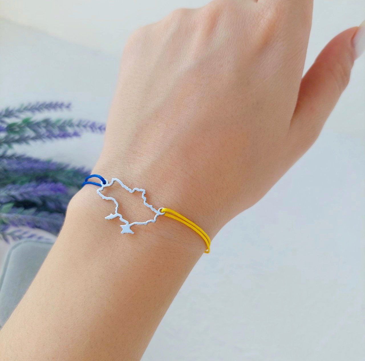 Браслет з шовковою ниткою і срібними вставками з родієвим покриттям 💙💛