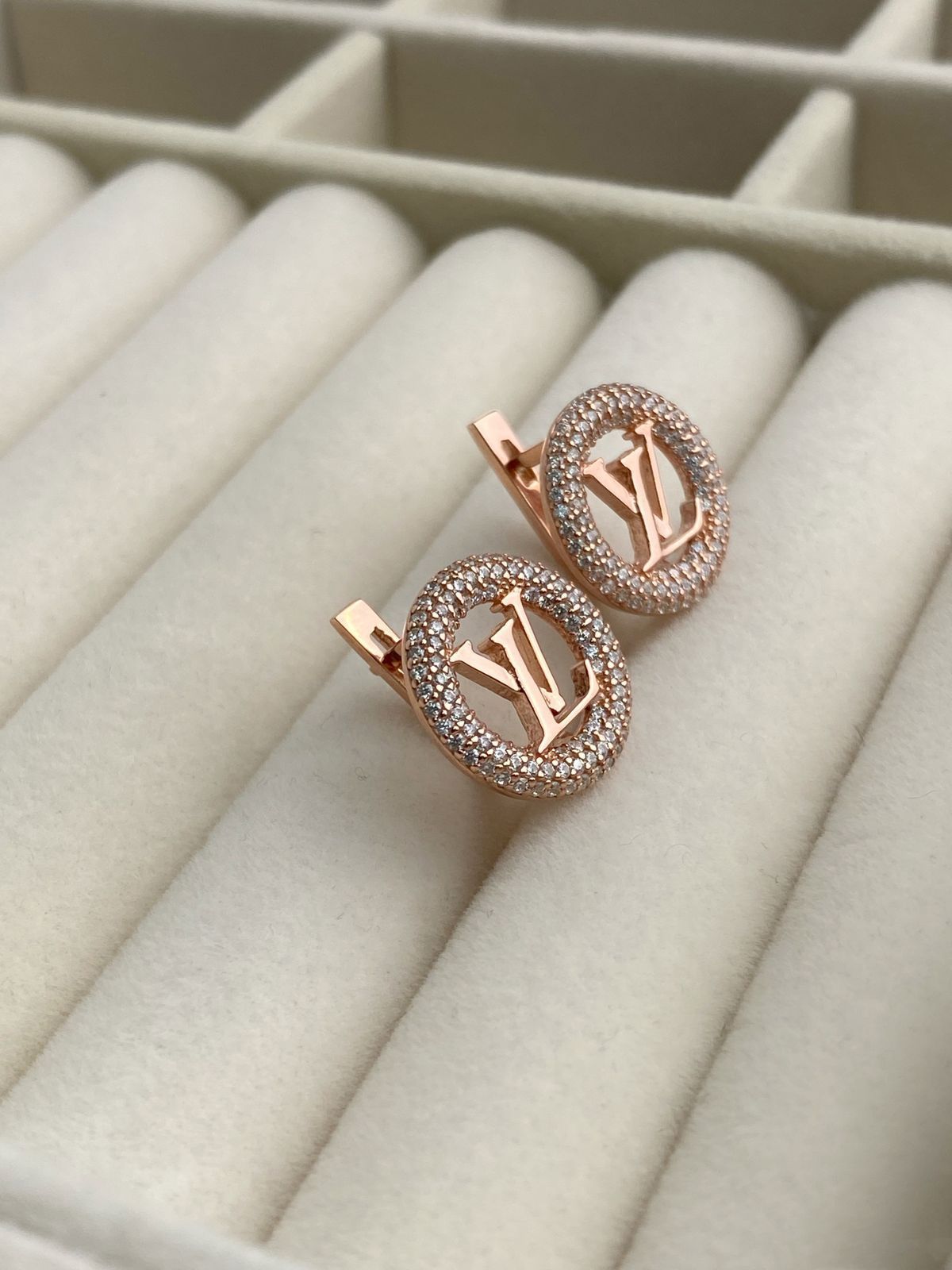 Срібні сережки в позолоті в стилі Louis Vuitton