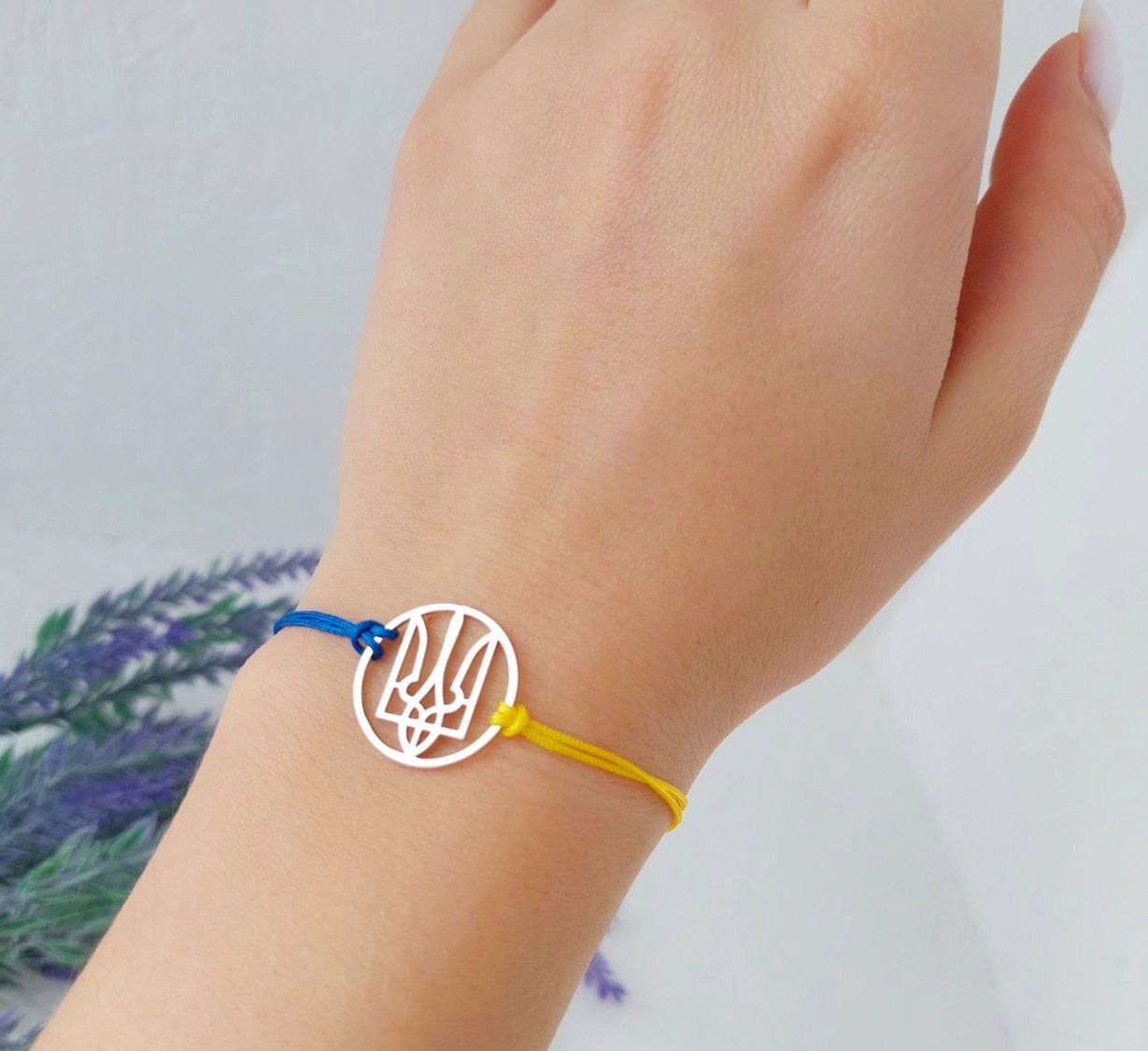 Браслет з шовковою ниткою і срібними вставками з родієвим покриттям 💙💛