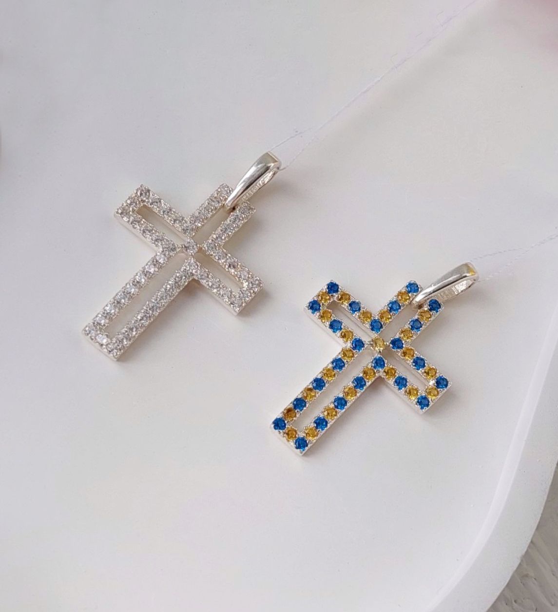 Срібний хрестик з камінцями 💙💛