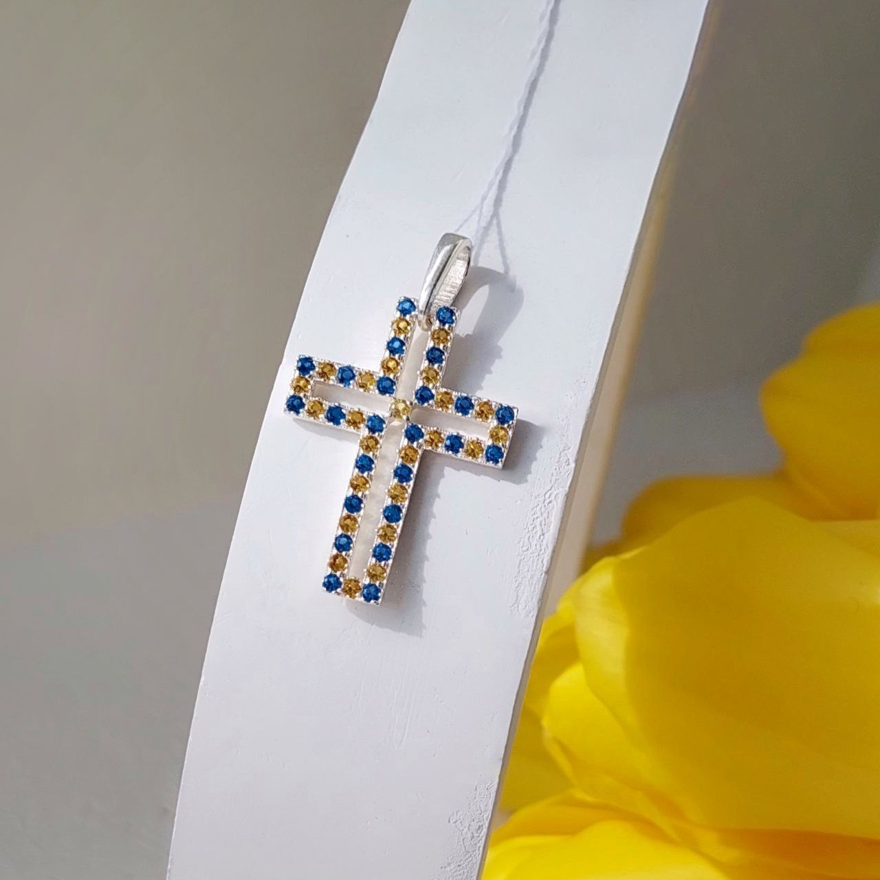 Срібний хрестик з камінцями 💙💛