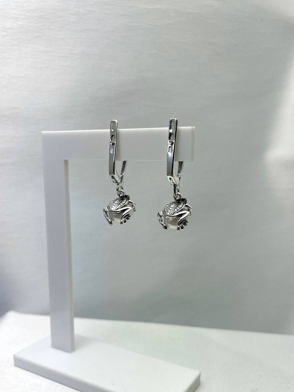 Срібні сережки Жабка на перлині 🐸