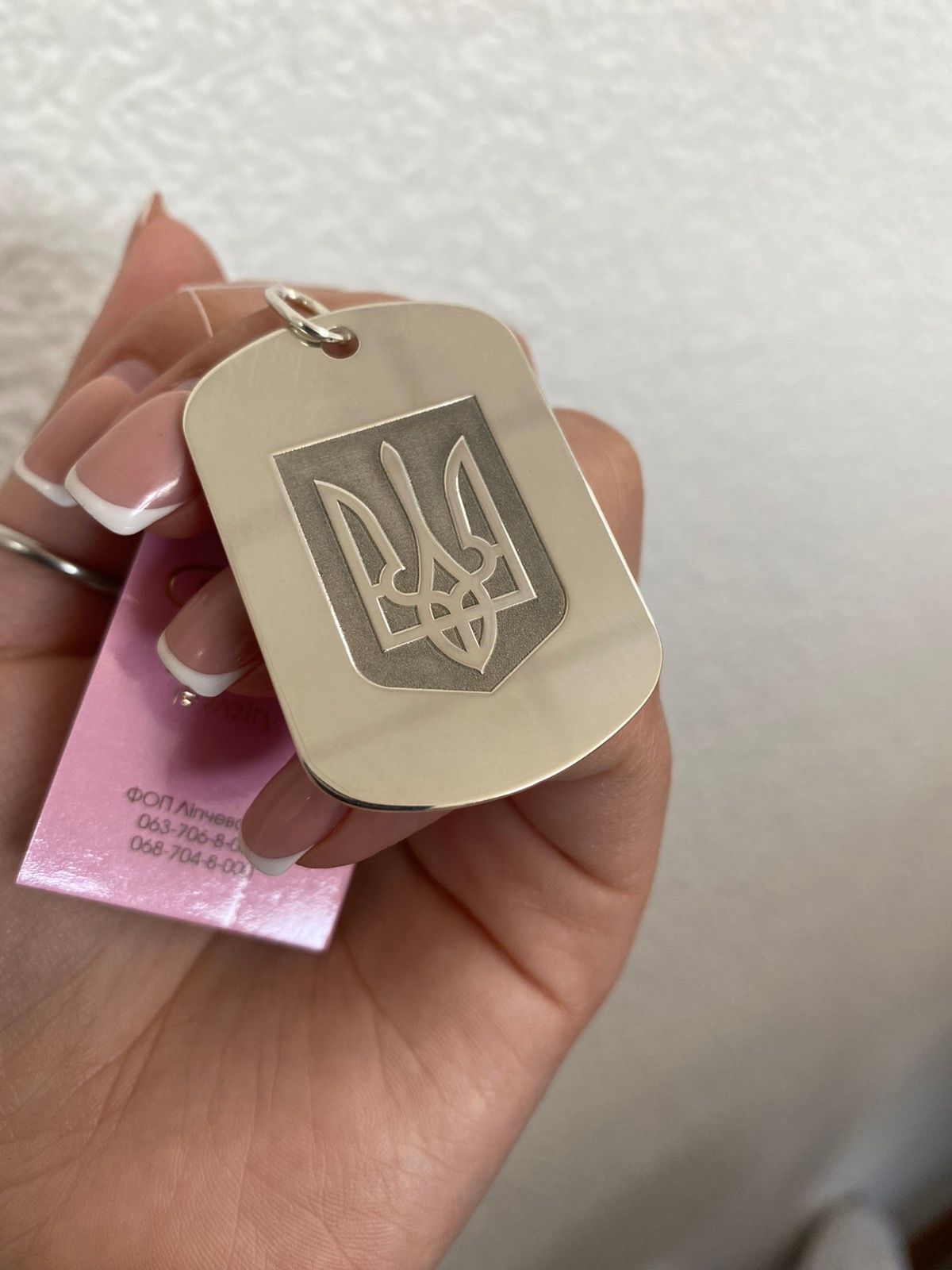 Срібний жетон з індивідуальним гравіюванням більший