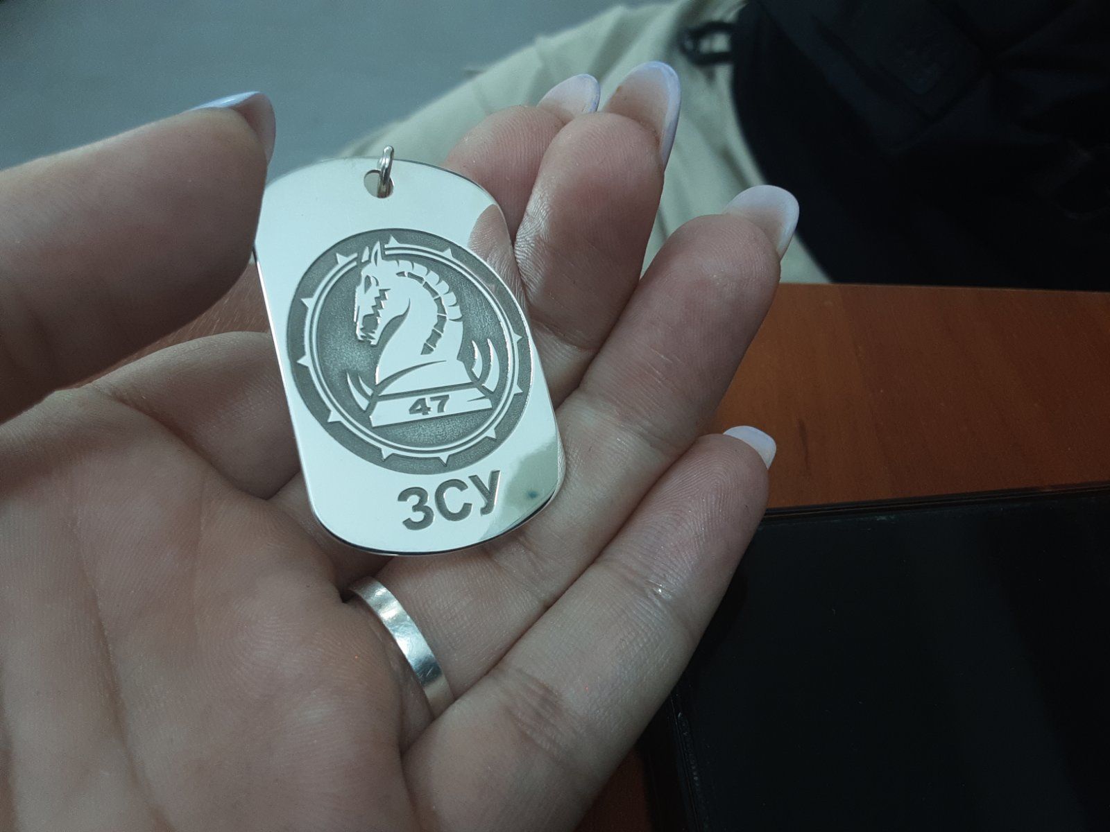 Срібний жетон з індивідуальним гравіюванням більший