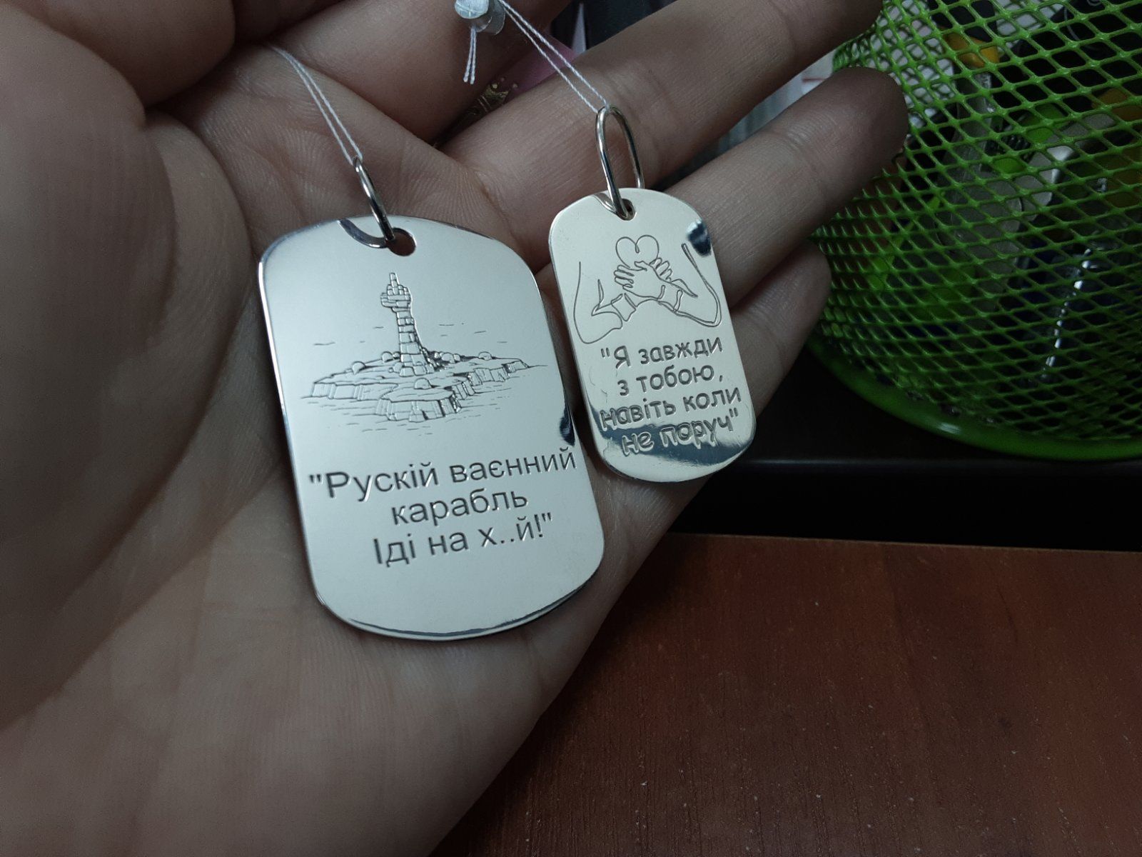 Срібний жетон з індивідуальним гравіюванням більший