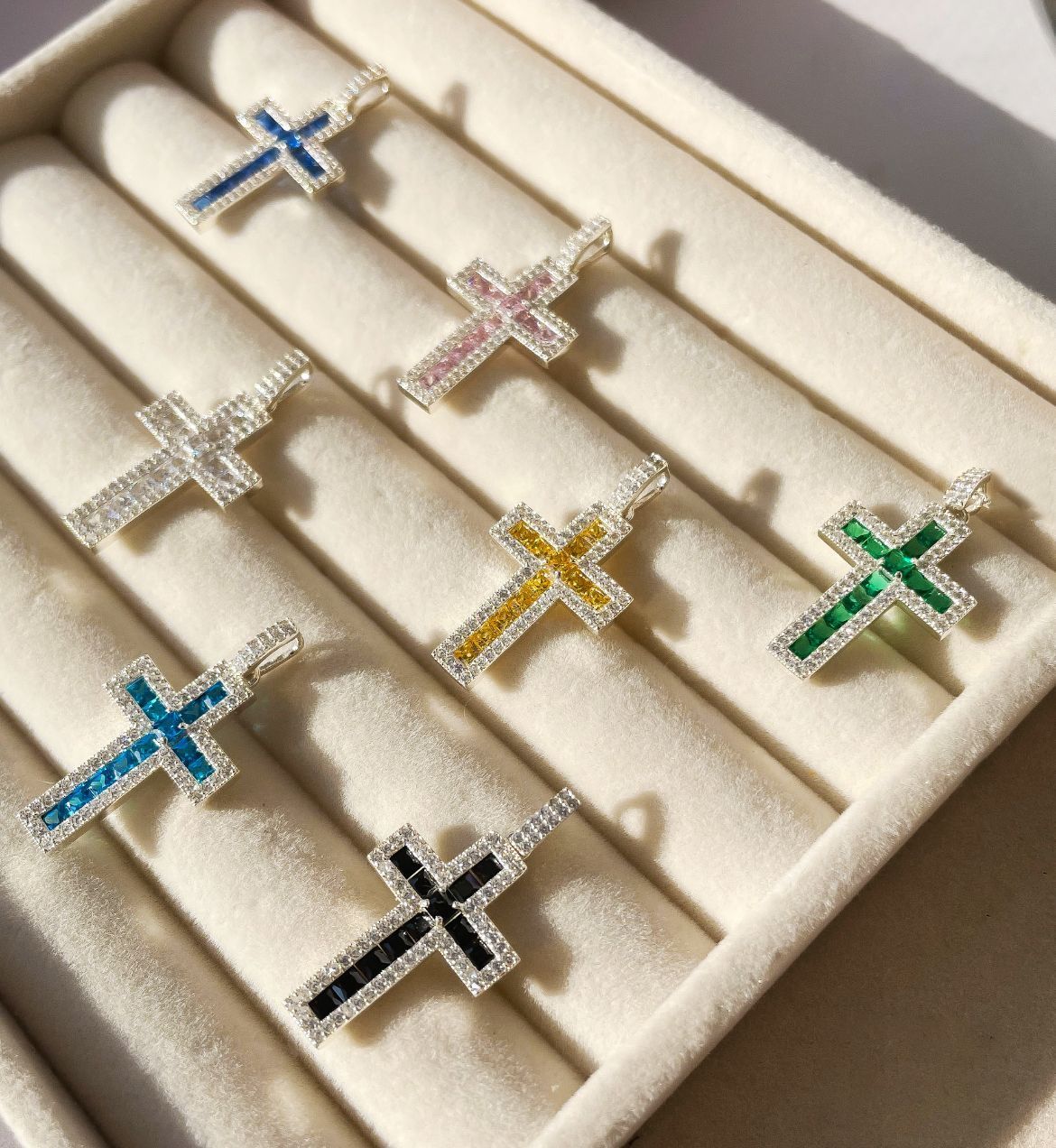 Срібний хрестик з камінцями з родієвим покриттям