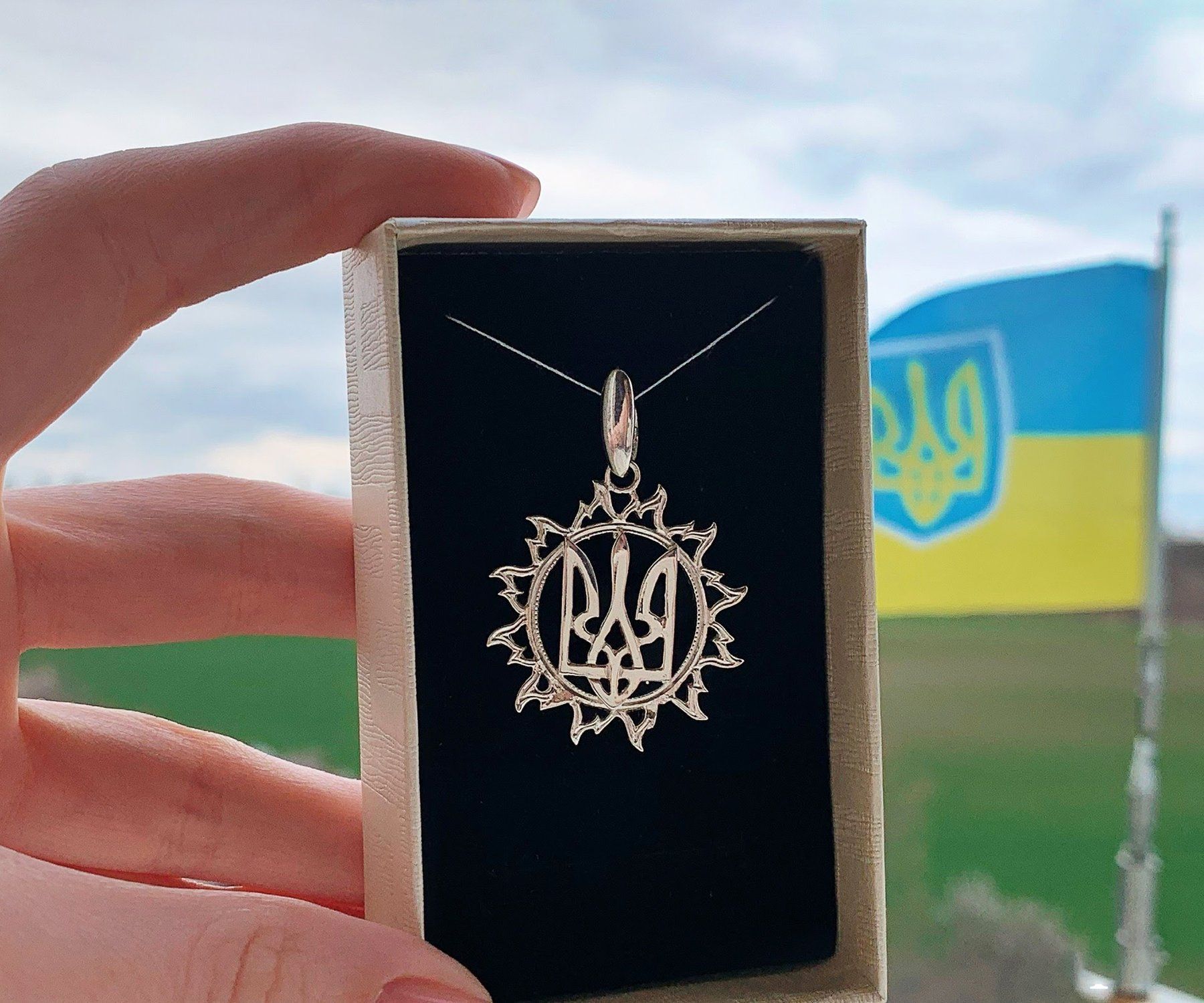 Срібна патріотична підвіска Тризуб у сонці з родієвим покриттям
