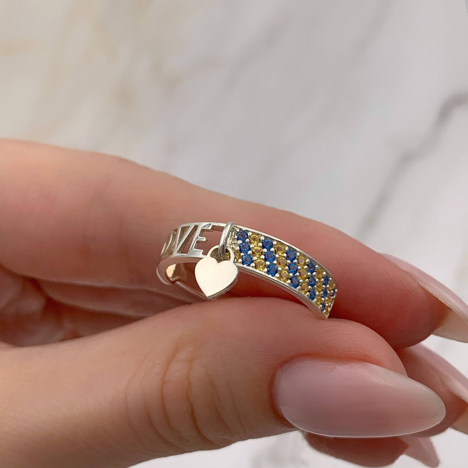 Срібна каблучка Love з родієвим покриттям 💙💛