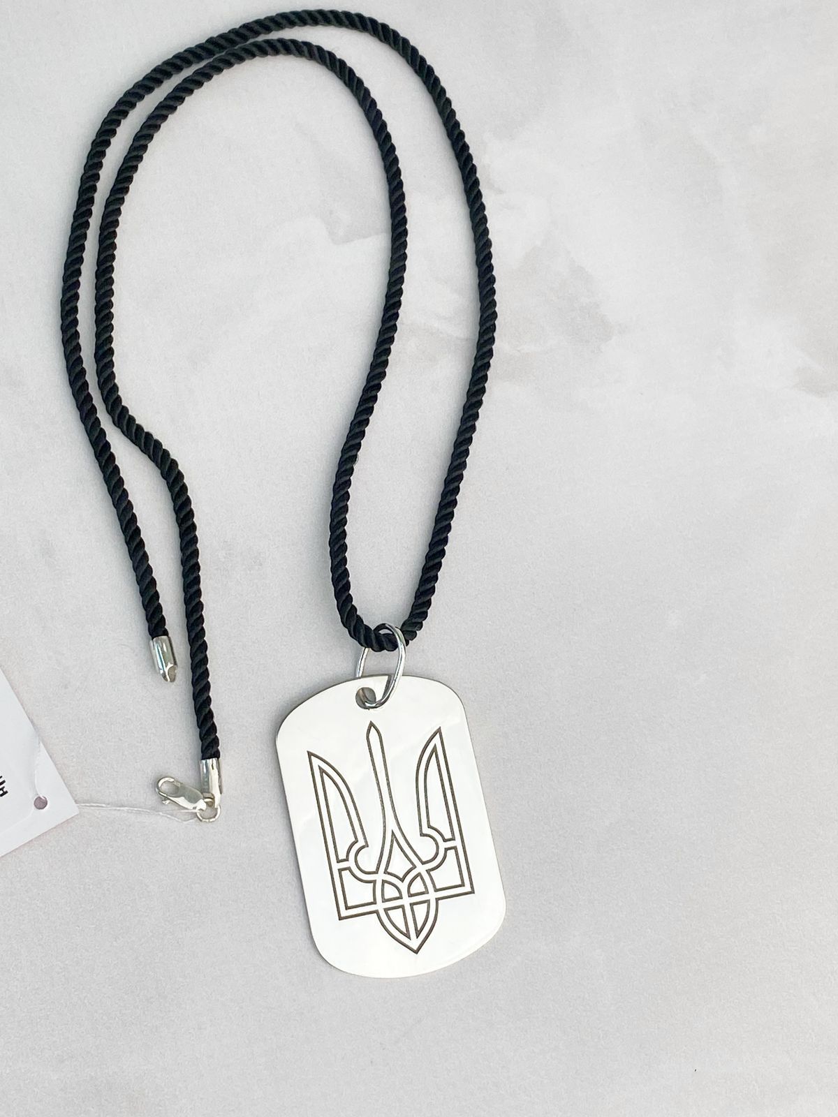 Чорний шнурочок зі срібним замком покритий родієм або позолотою