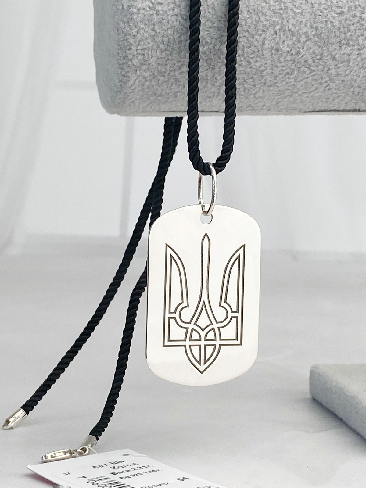 Чорний шнурочок зі срібним замком покритий родієм або позолотою